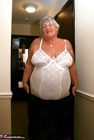 TAC Amateurs offers a free xxx photo gallery with Grandma Libby in toying cunt scene