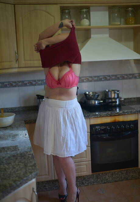 TAC Amateurs invite you to explore a free photos with Melody exhibit nice body